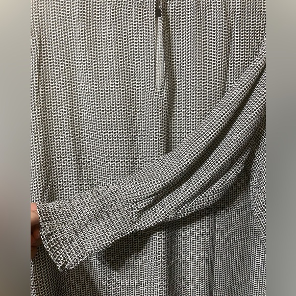 Gorgeous B&W silky blouse! Near Perfect Cond!Nice design details! - Picture 10 of 12